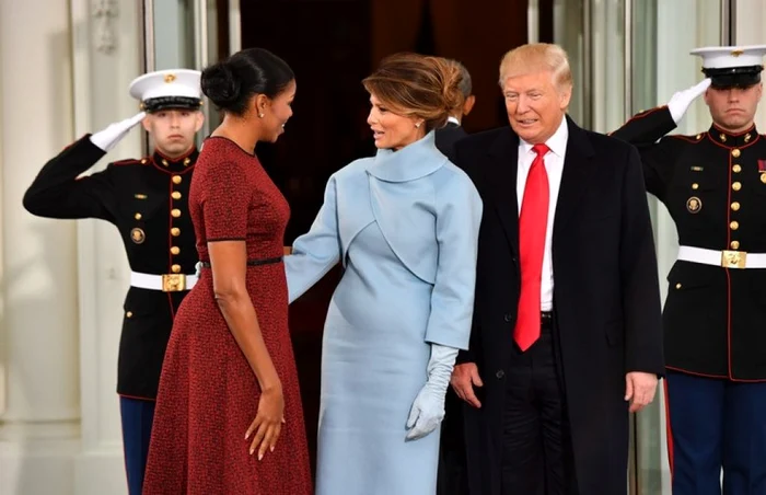 Michelle Obama şi Melania Trump, schimbând politeţuri sub privirile lui Donald Trump FOTO EPA