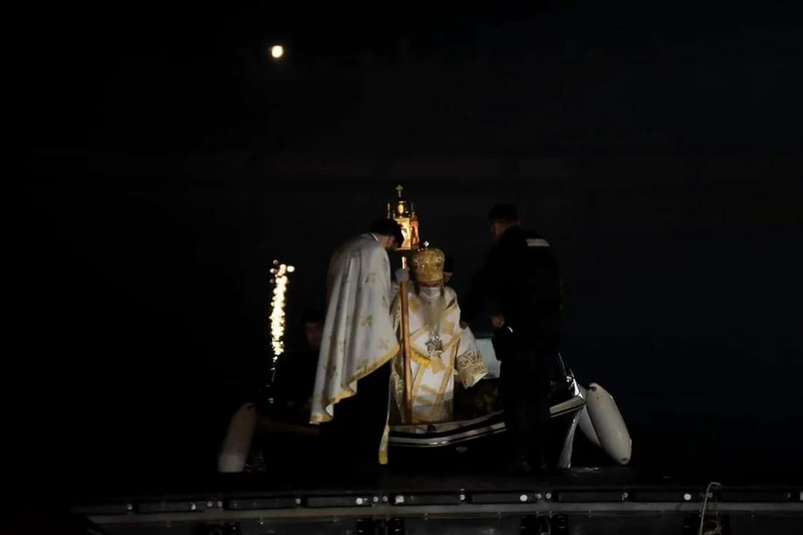 Teodosie cu masca si manusi foto arh tomisului