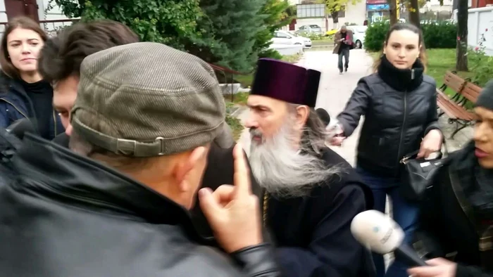 Arhiepiscopul Teodosie, agresat în curtea IPJ Constanţa Sursa foto Ziua Constanţa - autor Nicolas Soldat