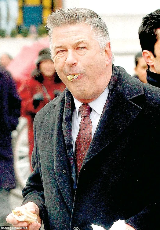 
    Domnu’ Baldwin,  închide gura, că semeni c-un castor! (fotografii: guliver / splashnews)  