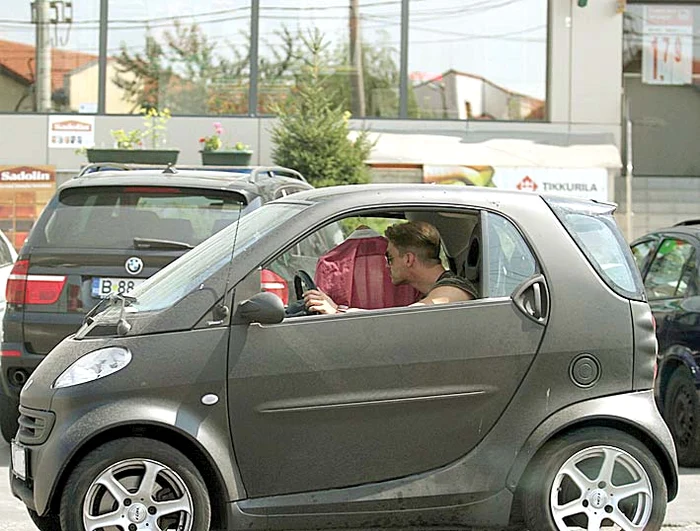 Înainte, el se înghesuia într-un Smart de 10.000 de euro