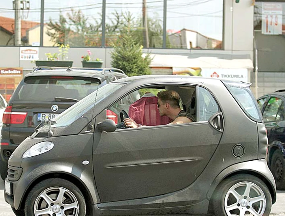 Înainte, el se înghesuia într-un Smart de 10.000 de euro