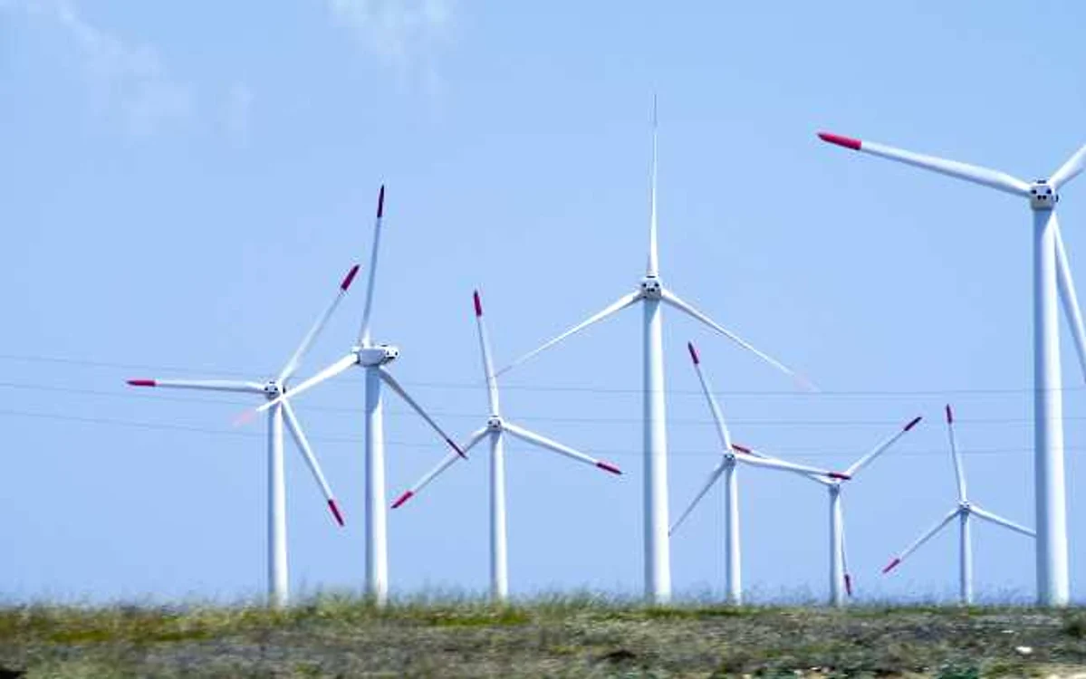 După reducerea schemei de certificate verzi, producătorii de energie eoliană ar putea fi constrânşi să plătească şi impozit pentru turbine FOTO Adevărul