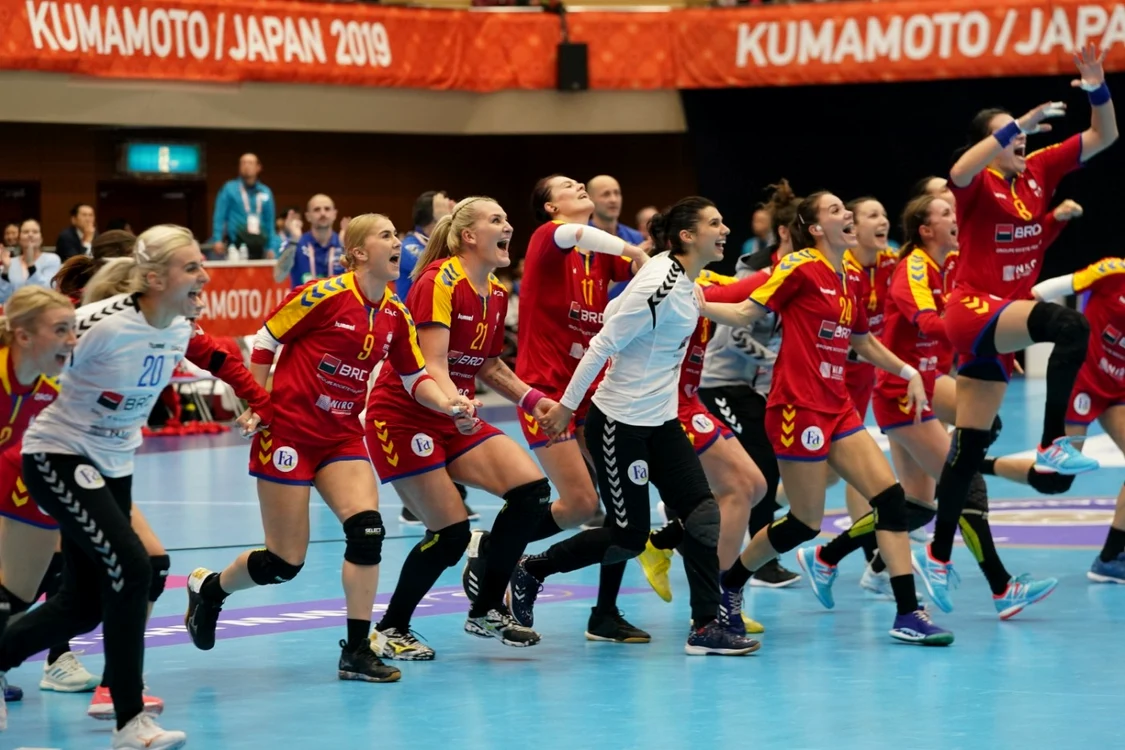 Echipa naţională a României sărbătoreşte după ce a învins Ungaria 
la Campionatul Mondial de Handbal din   Yatsushiro Japonia. FOTO EPA-EFE