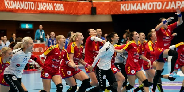 Echipa naţională a României sărbătoreşte după ce a învins Ungaria la Campionatul Mondial de Handbal din   Yatsushiro Japonia. FOTO EPA-EFE