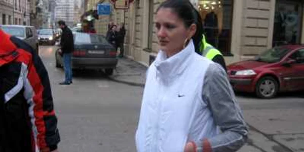 Tânăra care a rămas fără maşină după ce şi-a lăsat maşina pornită cu cheile în contact