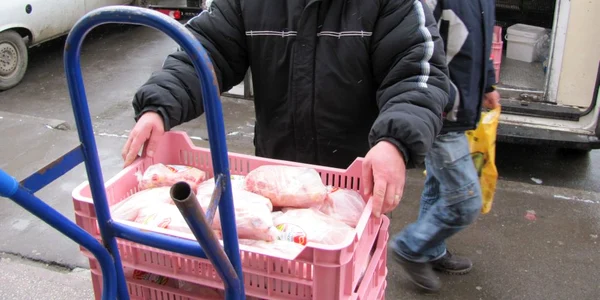 Tone de carne ajung pe tarabele din Hală