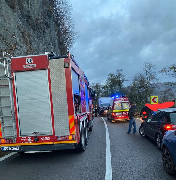 Valea Oltului blocată în urma unei coliziuni dintre o dubă și un autoturism. Două victime, la spital