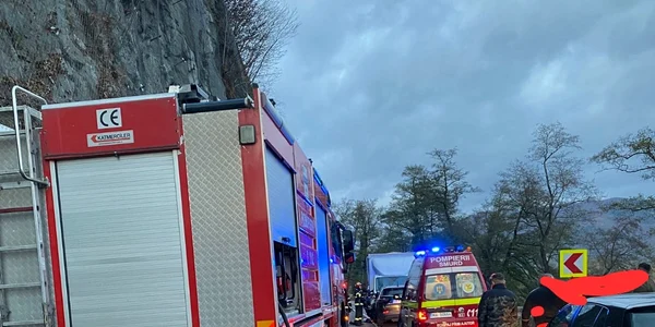 Accident pe Valea Oltului pe DN7 în Racovița Vâlcea Foto ISU Vâlcea