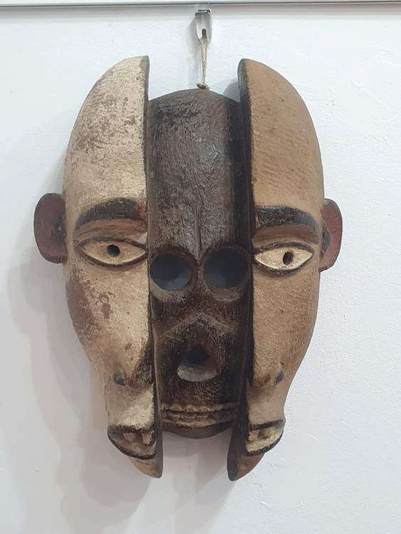 Masca africană din colecția lui Samochiș. FOTO: R. Florescu