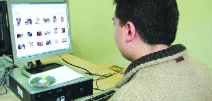 În computerul bărbatului s-au găsit peste 1.000 de poze cu minore Foto: arhivă Adevărul