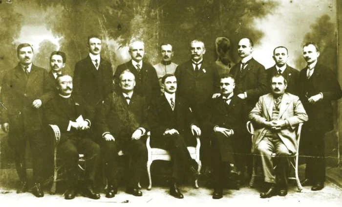 Membrii Consiliului Dirigent al Transilvaniei, Banatului şi ţinuturilor româneşti din Ungaria: Alexandru Vaida-Voevod, Ştefan Cicio Pop, Iuliu Maniu, Vasile Goldiş, Aurel Vlad (în rândul de jos, de la stânga la dreapta) şi Iosif Jumanca, Romul Boilă, Valeriu Branişte, Victor Bontescu, Dionisie Florianu, Ioan Suciu, Aurel Lazăr, Emil Haţieganu, Ion Flueraş (rândul de sus)
