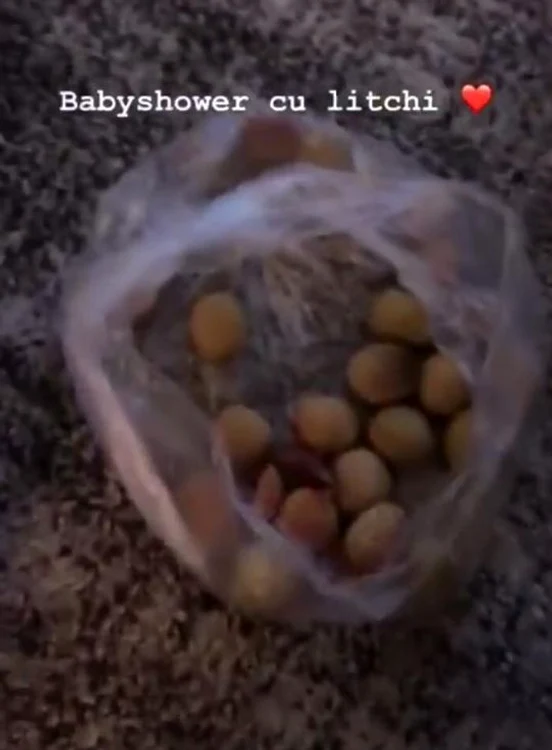 Adela le-a servit pe invitate cu litchi, semn că în sarcină a poftit la acest fruct