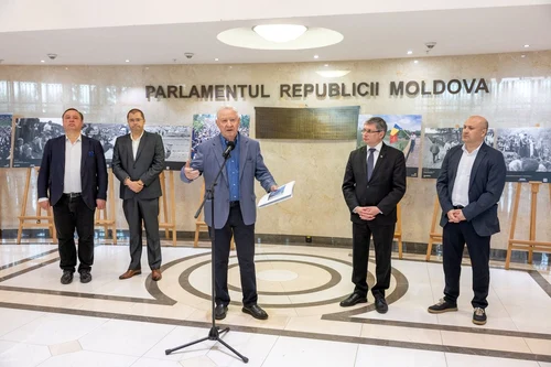 Expoziția „Flori pe Prut: 35 de ani de la primul Pod de Flori” (© Facebook / Parlamentul Republicii Moldova)