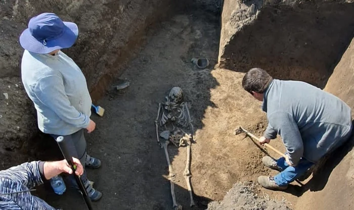 În localitatea în care s-a făcut descoperirea este un important sit arheologic, lucrările care se fac aici necesitând prezenţa unui arheolog FOTO: Muzeul Judeţean Olt