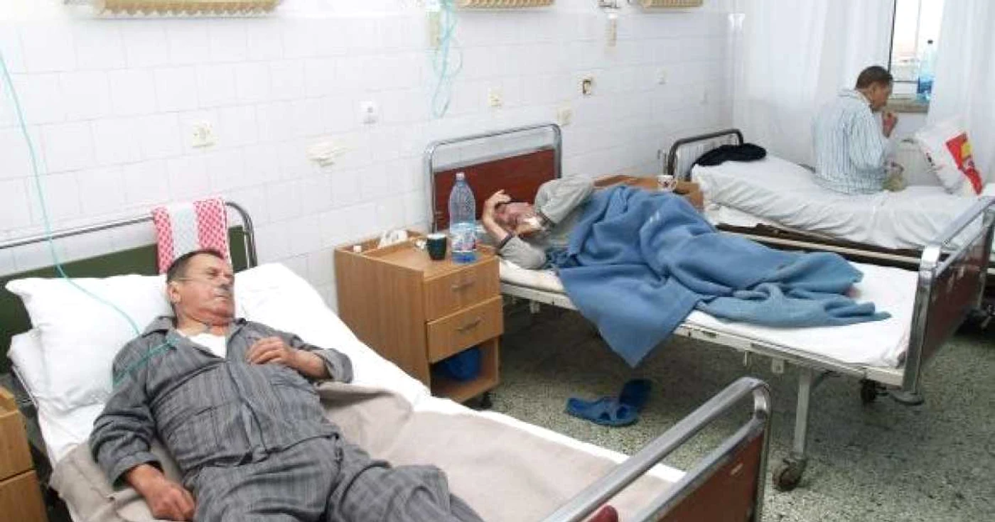 Nemţenii care au consumat mâncare şi băutură în exces au fost duşi la spital pentru tratament