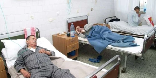 Nemţenii care au consumat mâncare şi băutură în exces au fost duşi la spital pentru tratament