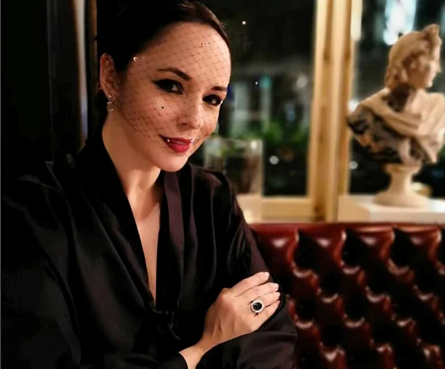 
    Inelul lui Kate Middleton este din aur, cu un safir uriaș înconjurat de diamantefoto: arhiva Click!  