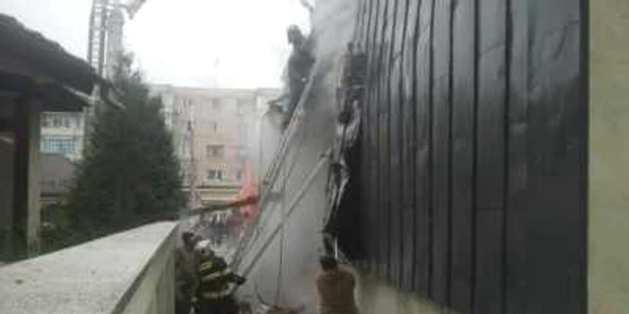 Pompierii acţionează pentru stingerea incendiului de la Ateneul Tătăraşi FOTO ziaruldeiasi.ro