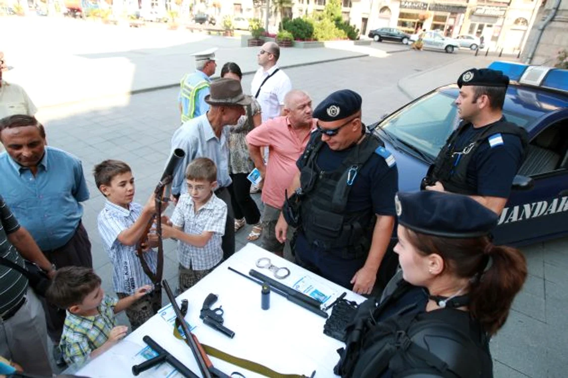 Micuţii au fost încântaţi de armamentul jandarmilor. Foto: Victor C. Boldîr