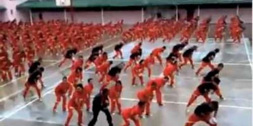 Aproximativ 1.000 de detinuti au dansat „Gangman style“