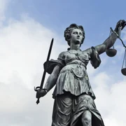 statuie justitie grecia antica foto shutterstock