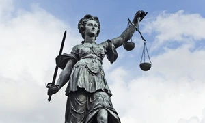 statuie justitie grecia antica foto shutterstock