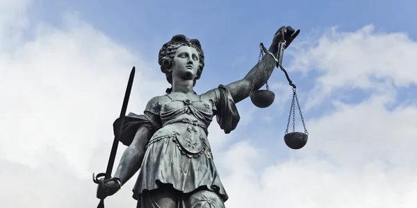 statuie justitie grecia antica foto shutterstock
