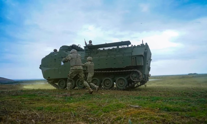 Nouă vehicule amfibii de asalt AAV-7 au intrat oficial în serviciul Forțelor Navale Române