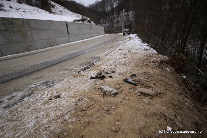 Parapeţii lipsesc în mai multe zone riscante, iar şoferii au derapat şi au ajuns în râu. FOTO: Daniel Guţă. ADEVĂRUL.