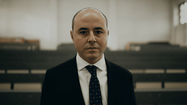 Ministrul Transporturilor, Sorin Grindeanu, a primit o biblie inscripționată cu numele său 