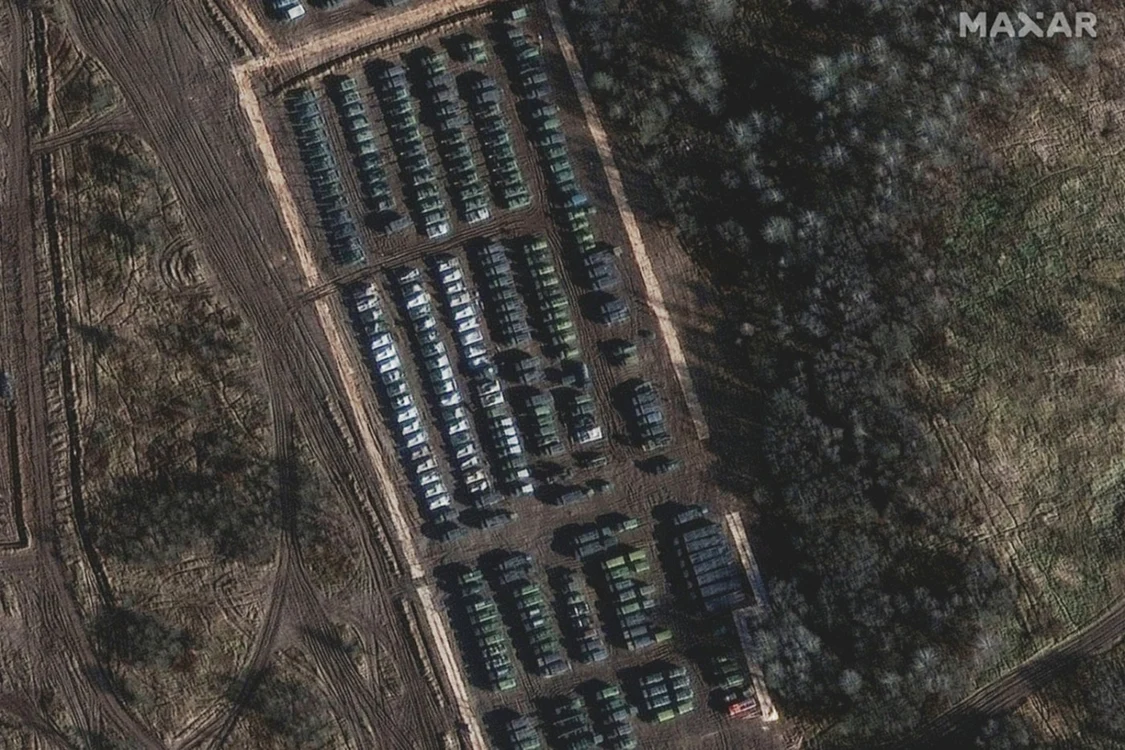 Imagine din satelit de înaltă rezoluţie arată unităţi blindate şi echipamente de sprijin în Eelnia, Rusia. FOTO :Satellite image ©2021 Maxar Technologies