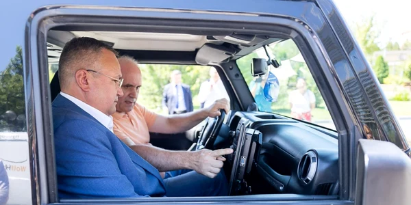 Premierul Nicolae Ciucă testând unul din prototipurile de vehicule pe hidrogen concepute la Vâlcea Foto Guvernul României