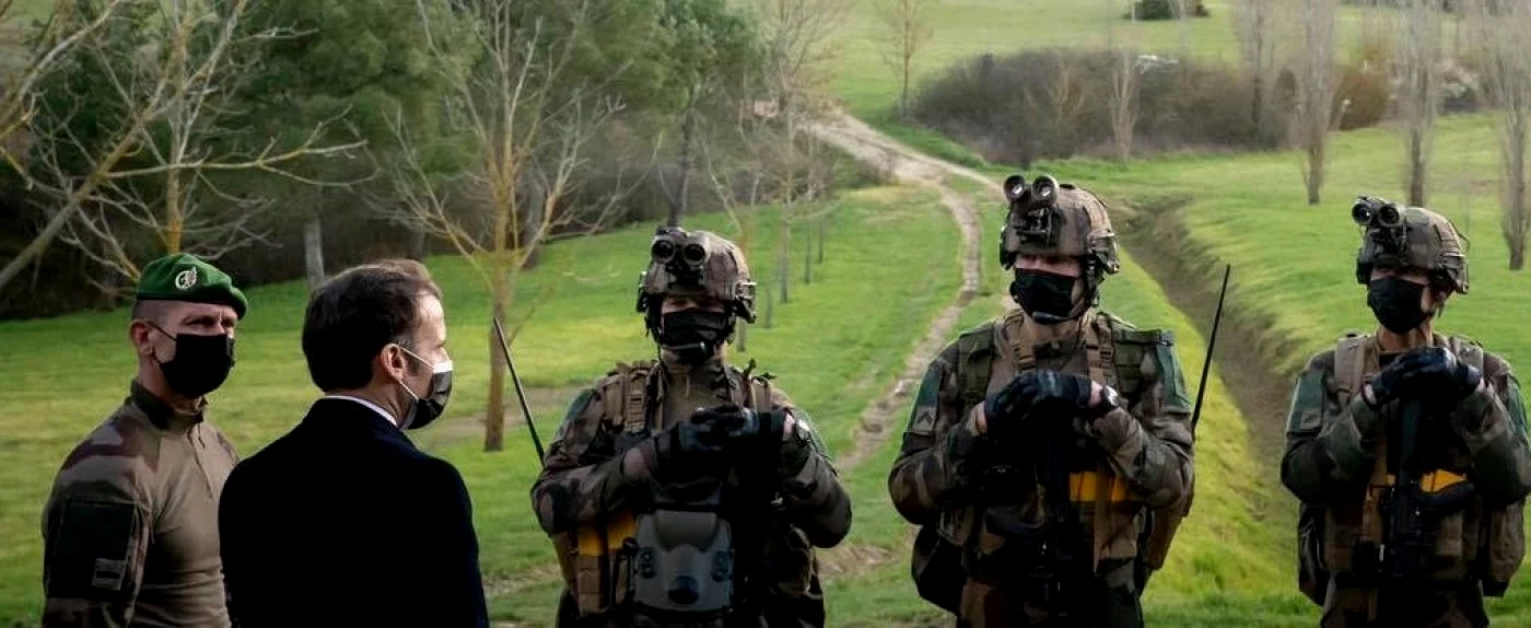 Macron vorbeşte cu legionarii care vor deveni cetăţeni francezi.
