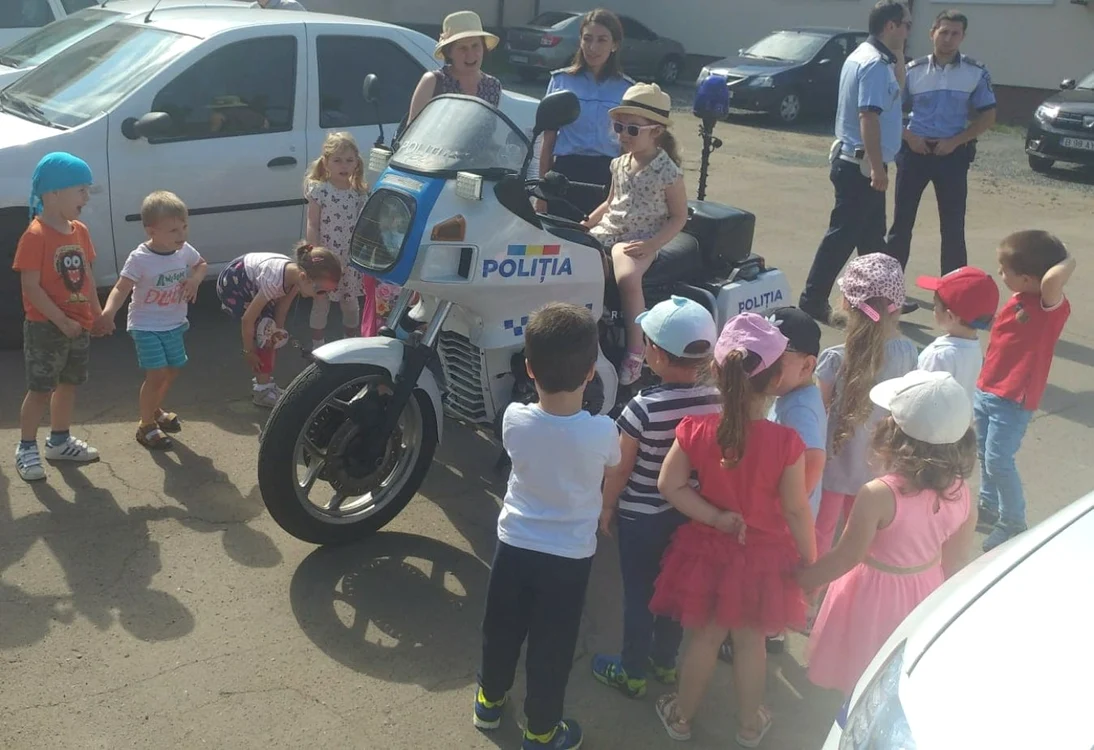 Octavia a testat şi motocicleta din dotarea Biroului Rutier Baia Mare. FOTO: IPJ Maramureş