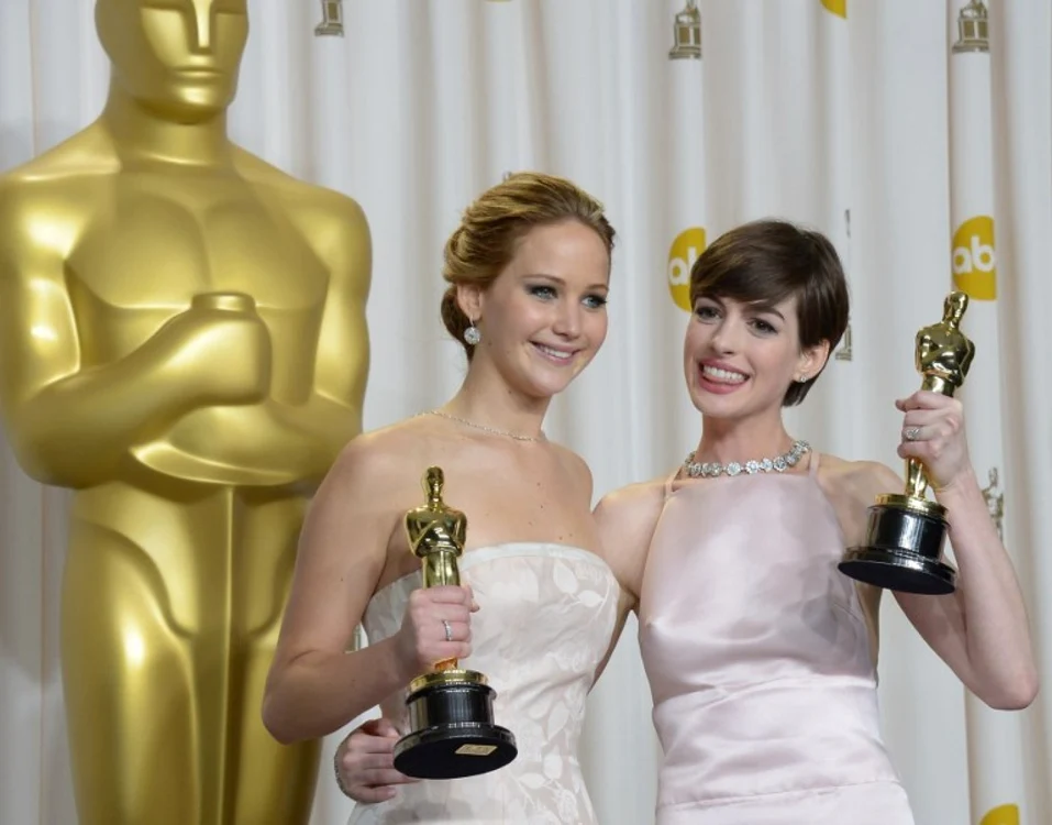 Actriţele Jennifer Lawrence şi Anne Hathaway au câştigat fiecare câte o statuetă Oscar FOTO AFP