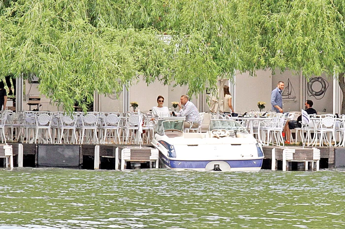 Cine nu are barcă se plimbă cu skijet-ulFoto: Blitz