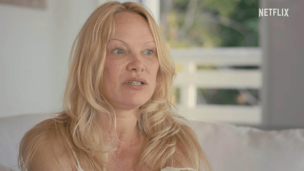 Pamela Anderson lasă garda jos în documentarul despre viața ei: „E povestea Cenușăresei, dar pe steroizi“ VIDEO FOTO 