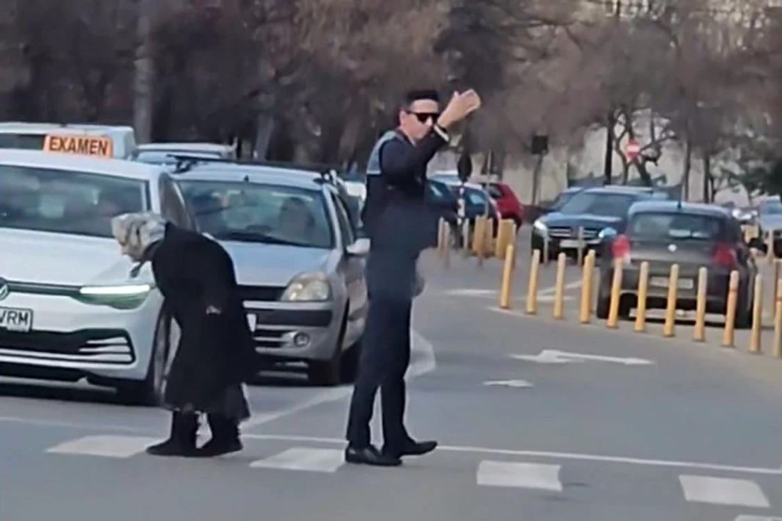 Polițistul a oprit circulația FOTO Observatorul Prahovean