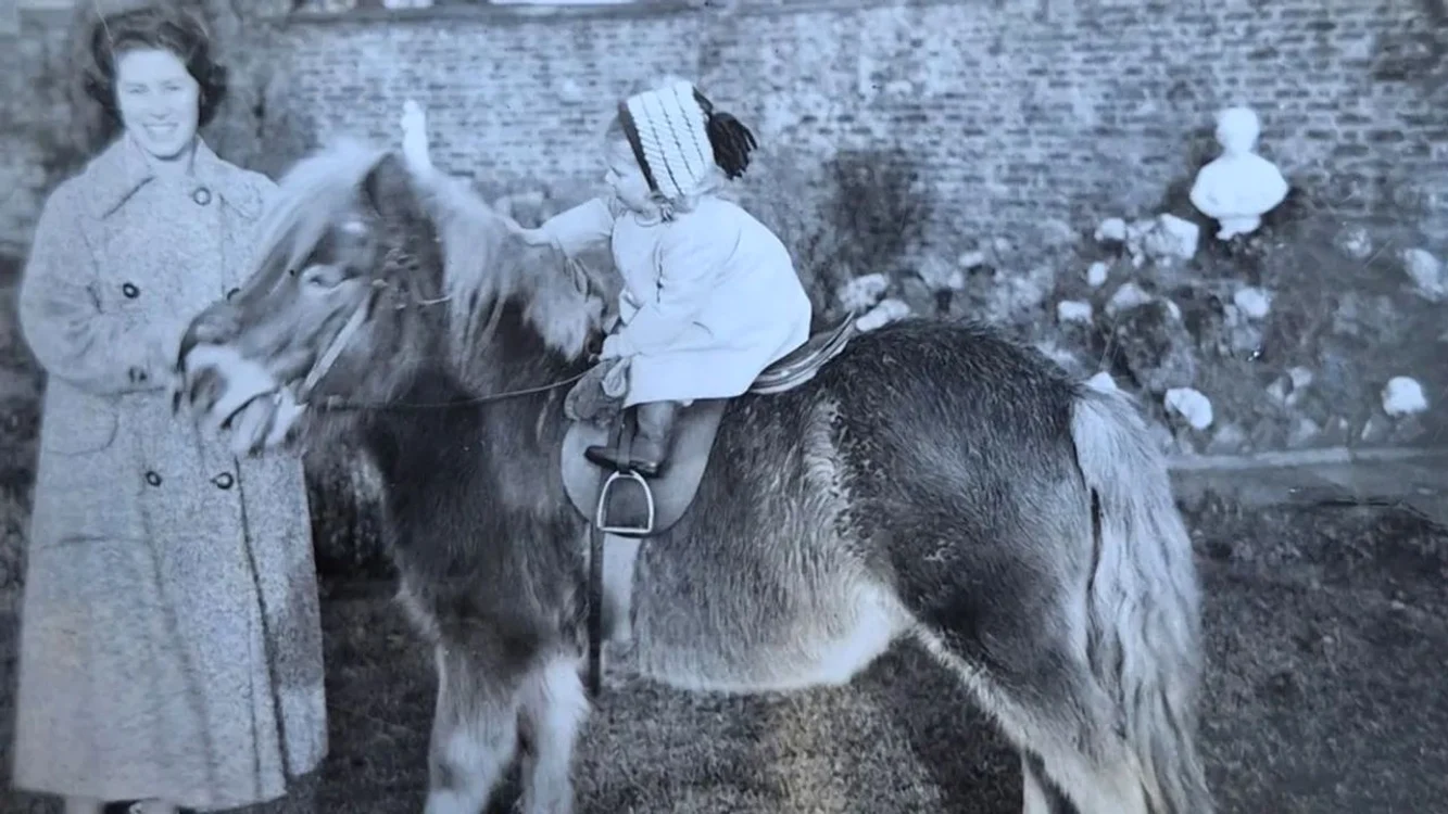 Sculptura apare în grădină, într-o fotografie de familie veche de circa 70 de ani 