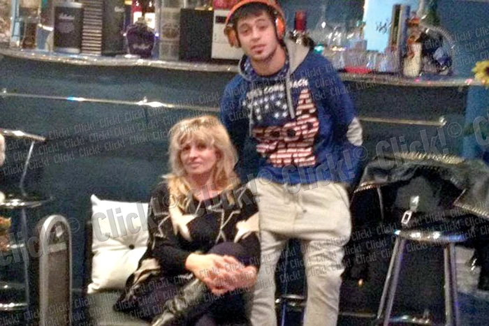 Îl susține  moral pe tânăr