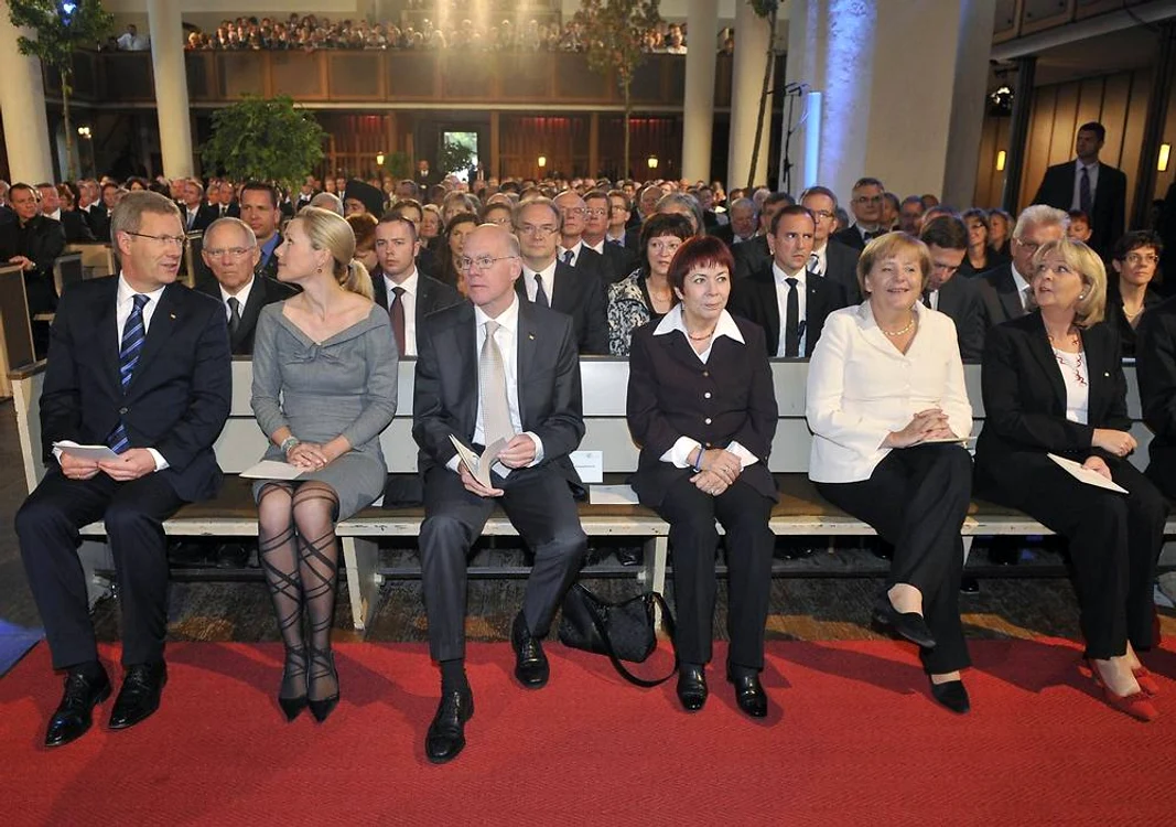 Preşedintele Christian Wulff (stânga) şi cancelarul Angela Merkel (dreapta, în alb) la slujba din Biserica Kreuzkirche din Bonn