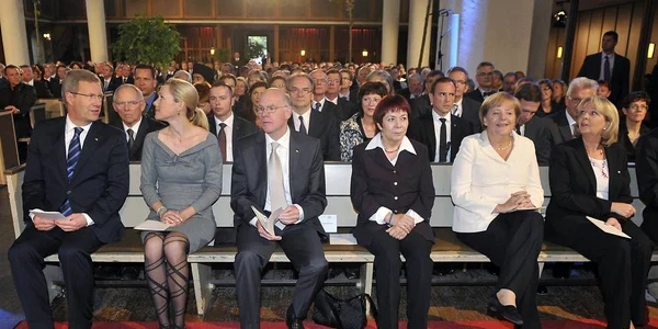Preşedintele Christian Wulff (stânga) şi cancelarul Angela Merkel (dreapta, în alb) la slujba din Biserica Kreuzkirche din Bonn
