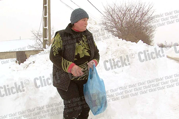 Maria Solzea a făcut  provizii serioase. Nu ştie  când va putea ajunge din  nou la magazinul din sat