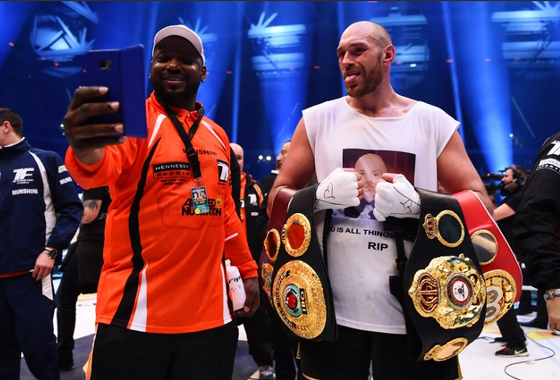 
    Tyson Fury se bucură după ce l-a învins pe Klitscho și face un selfie în ringFoto: Twitter  