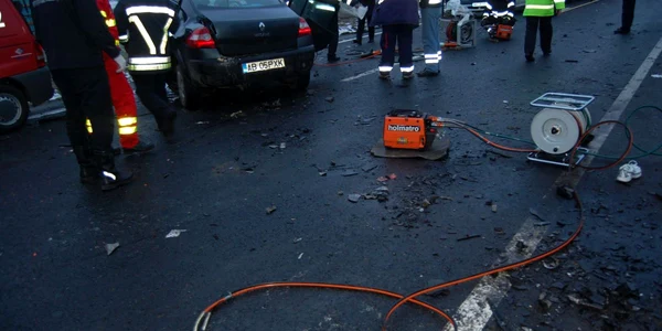 Renault-ul a încercat să depăşească o coloană de maşini 