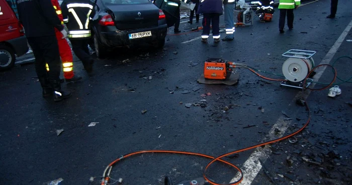 Renault-ul a încercat să depăşească o coloană de maşini