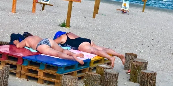 Două persoane au făcut plajă pe masa de pictură şi olărit de pe plaja terapeutică pentru copiii cu nevoi speciale din Mamaia