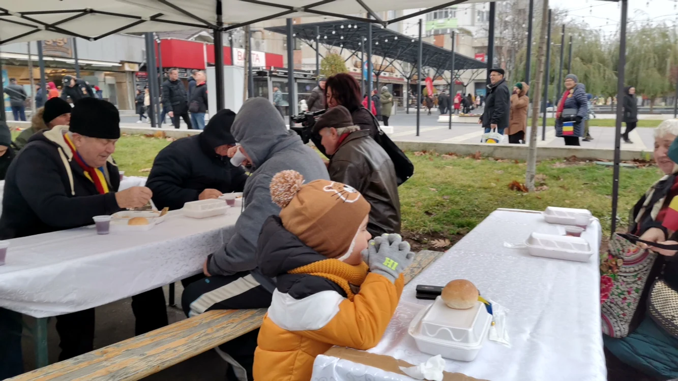 Puțini slătineni s-au încumetat, din cauza frigului, să se așeze la masă FOTO: A.M.