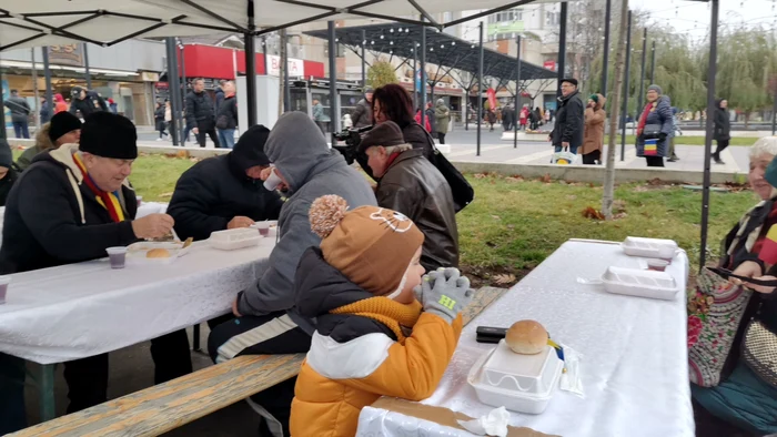 Puțini slătineni s-au încumetat, din cauza frigului, să se așeze la masă FOTO: A.M.